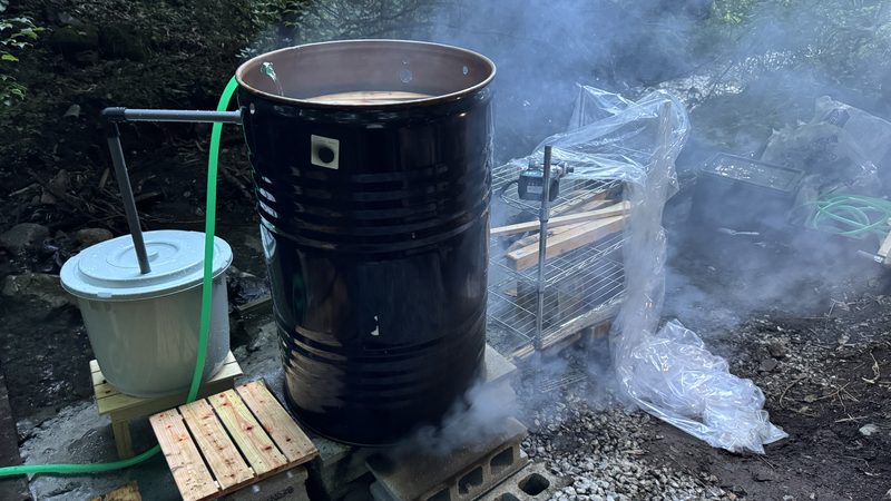 沢から引いた水を沸かしているドラム缶風呂
